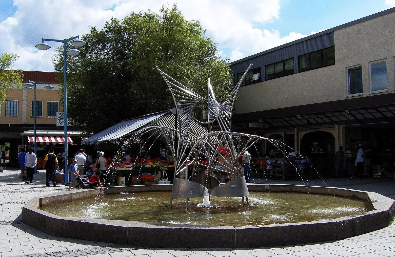 Rinkeby torg med fontän