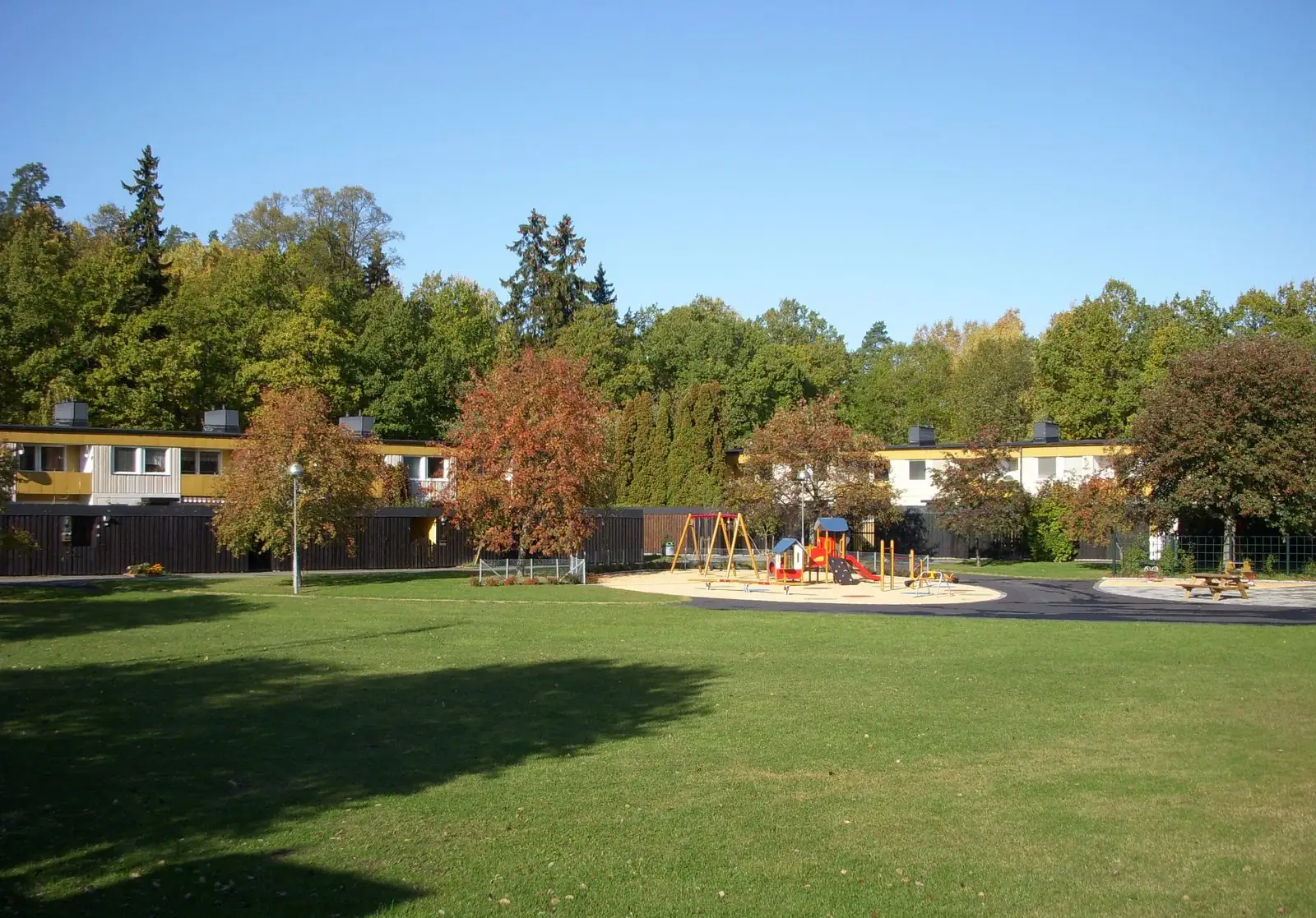 Gräsmatta och hus i Sätra