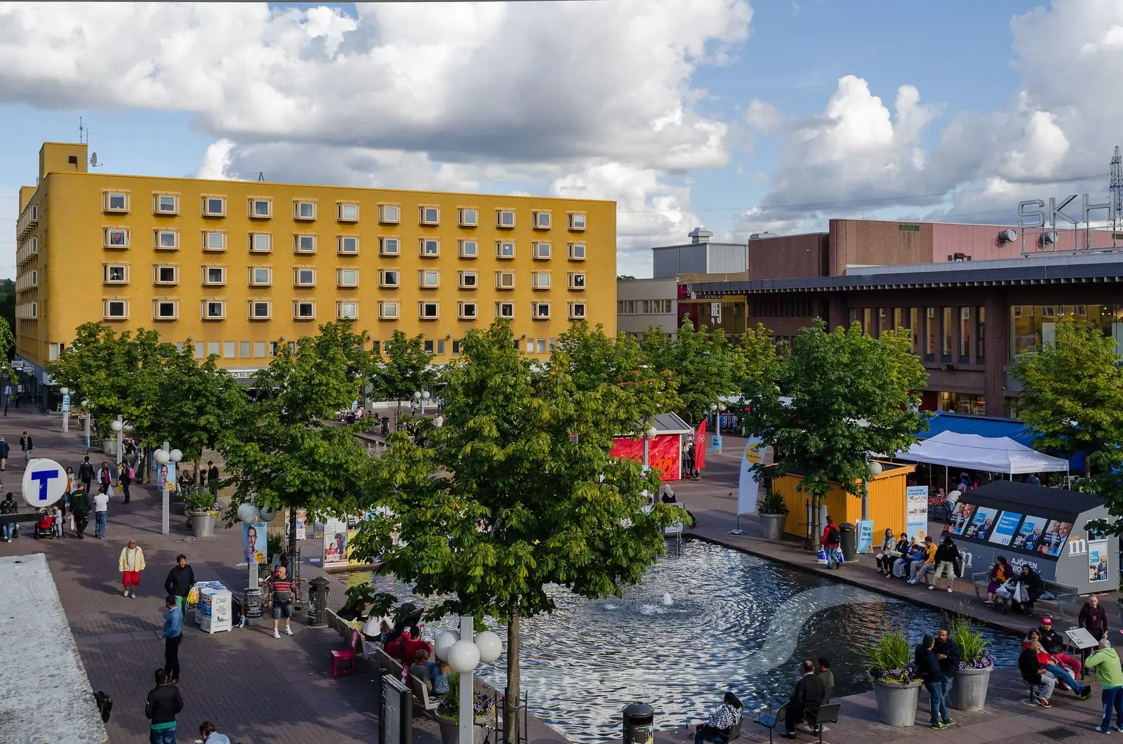 Skärholmens centrum med fontän