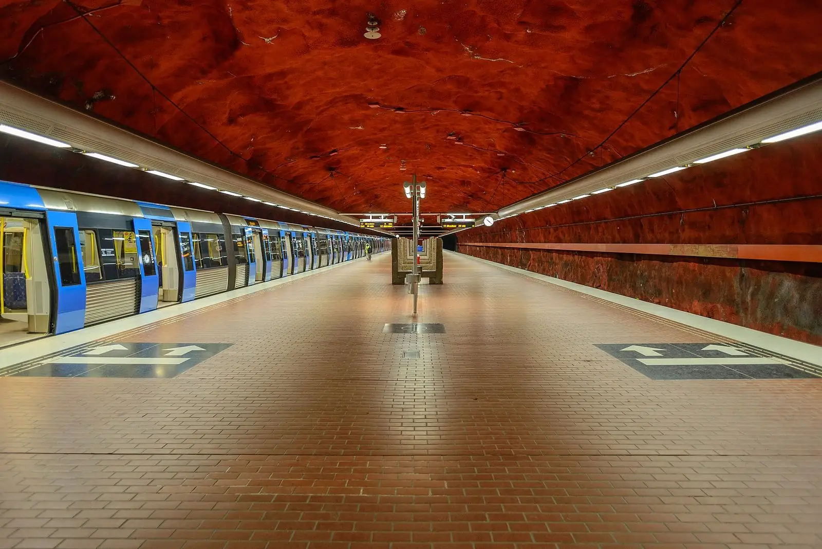 Perrongen på Skarpnäcks tunnelbanestation