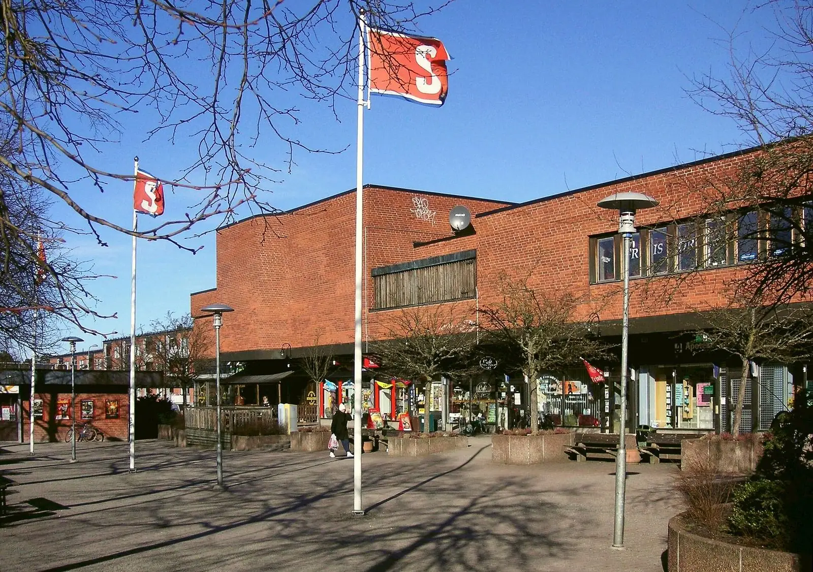 Sköndal centrum med flaggstång