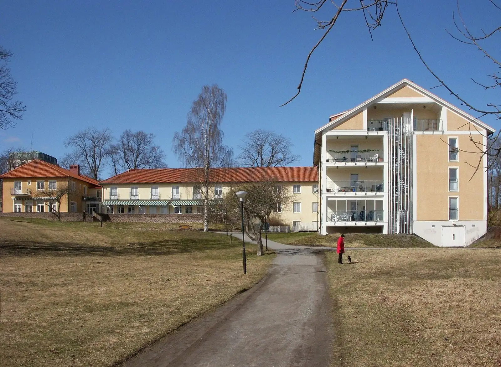 Byggnader på Stora Sköndal en vårdag