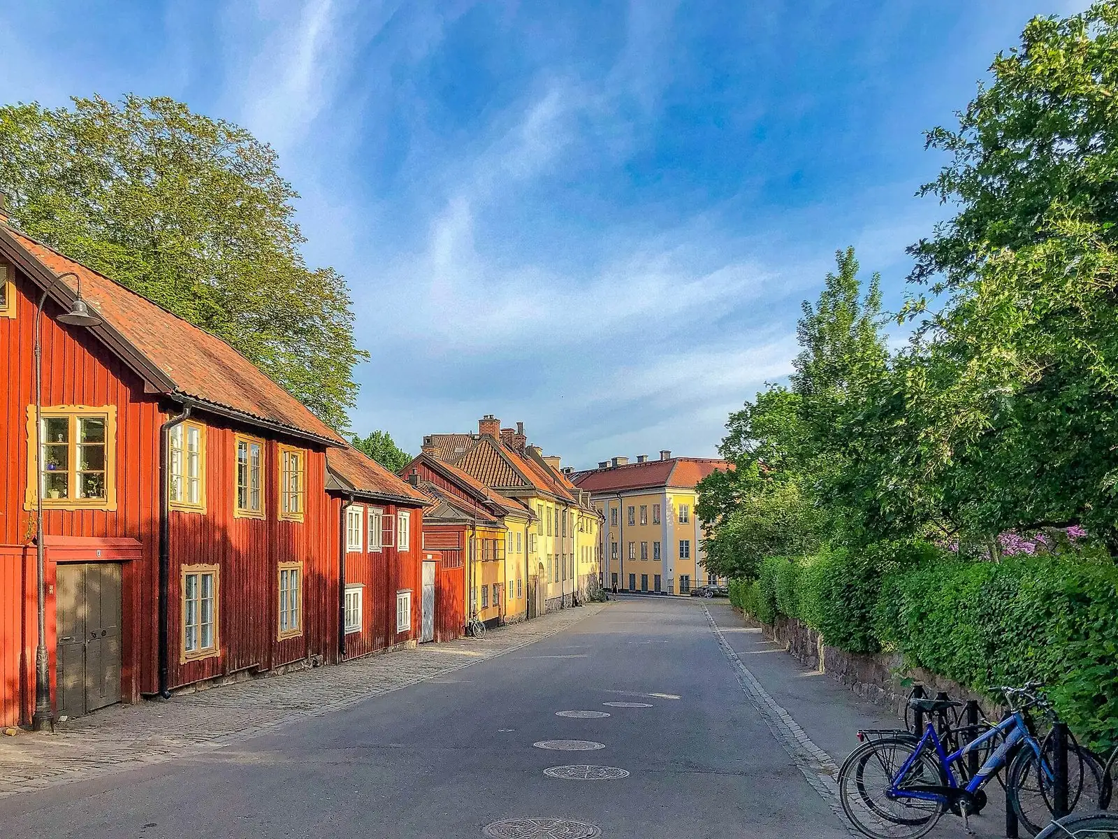 Låga trähus i rött och gult vid Nytorget