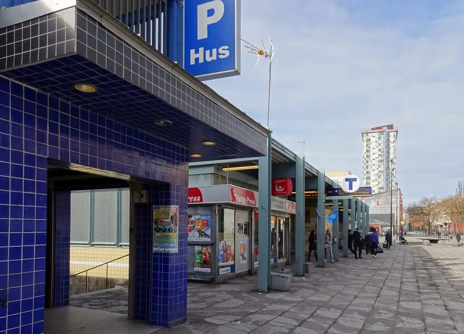 Tensta centrum vid tunnelbanan