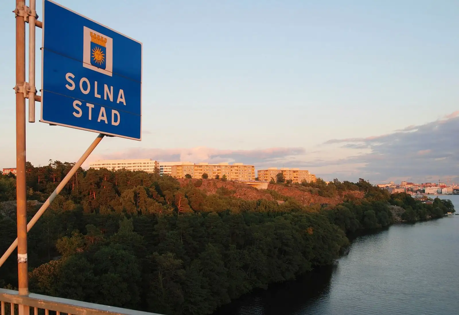 Solna vid vattnet i kvällsljus