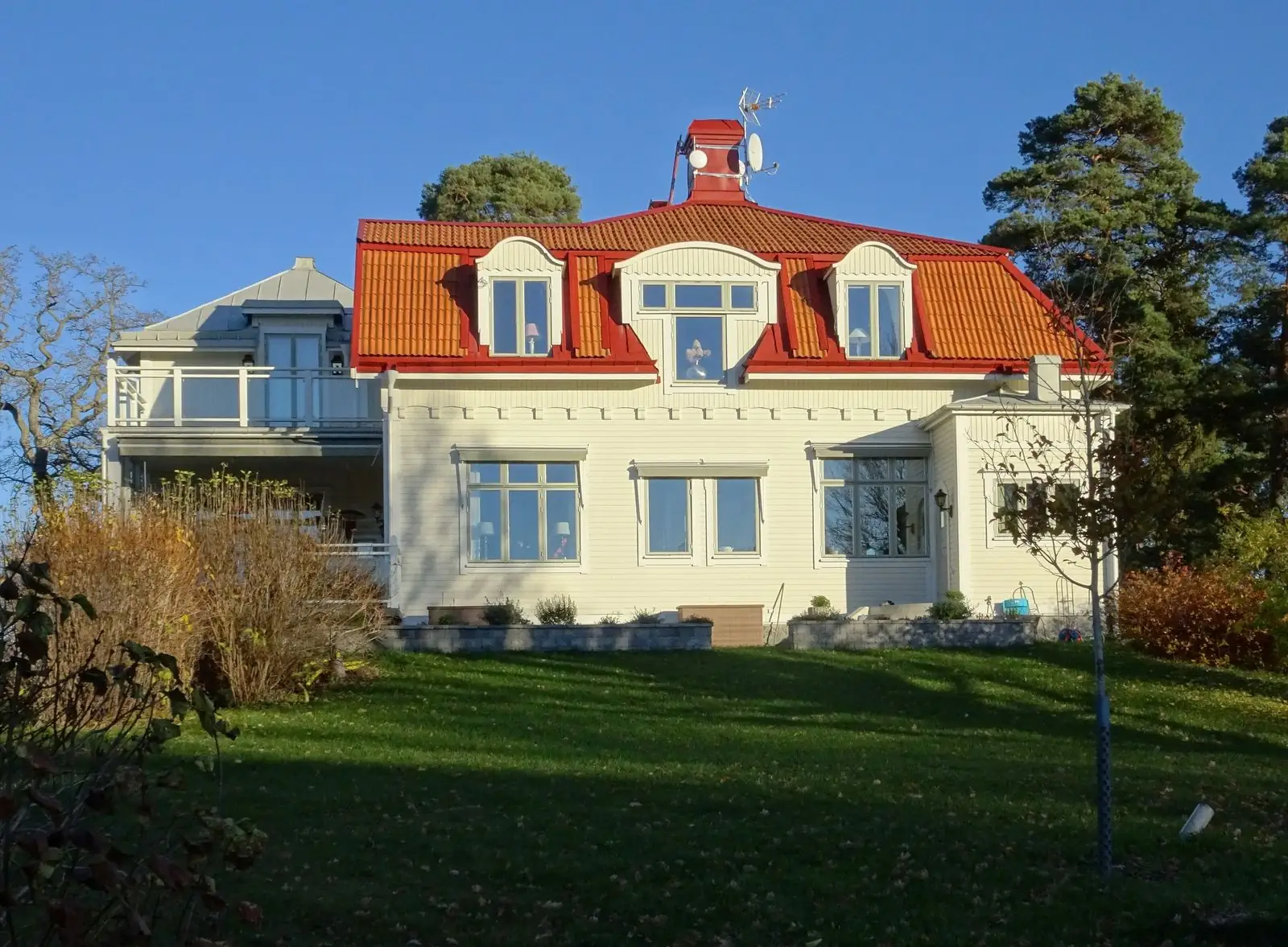 Villa i Lidingö i höstsol