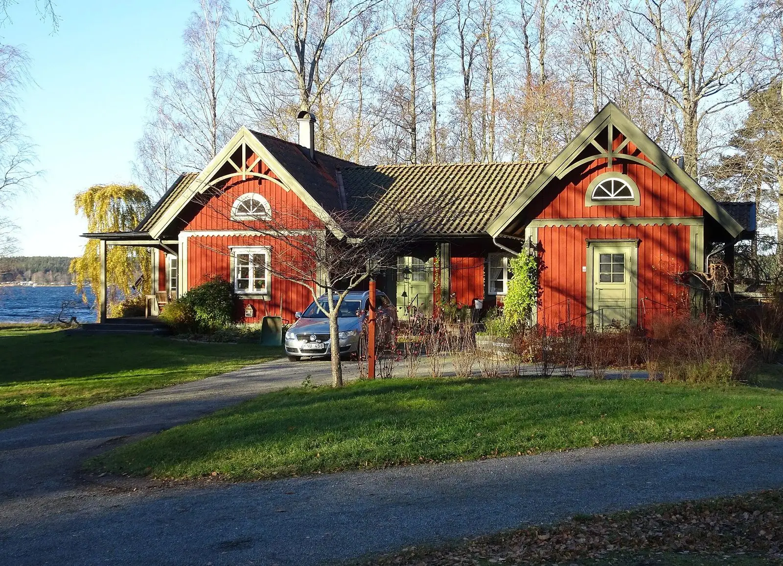 Rött hus vid vattnet på Lidingö