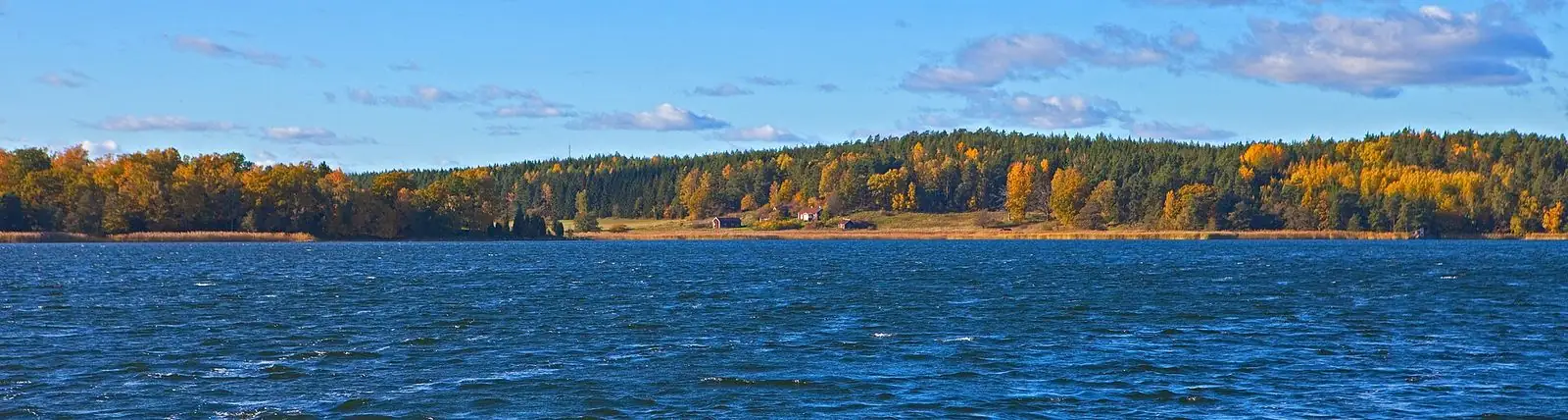 Skärgård vid Vaxholm i höstfärger