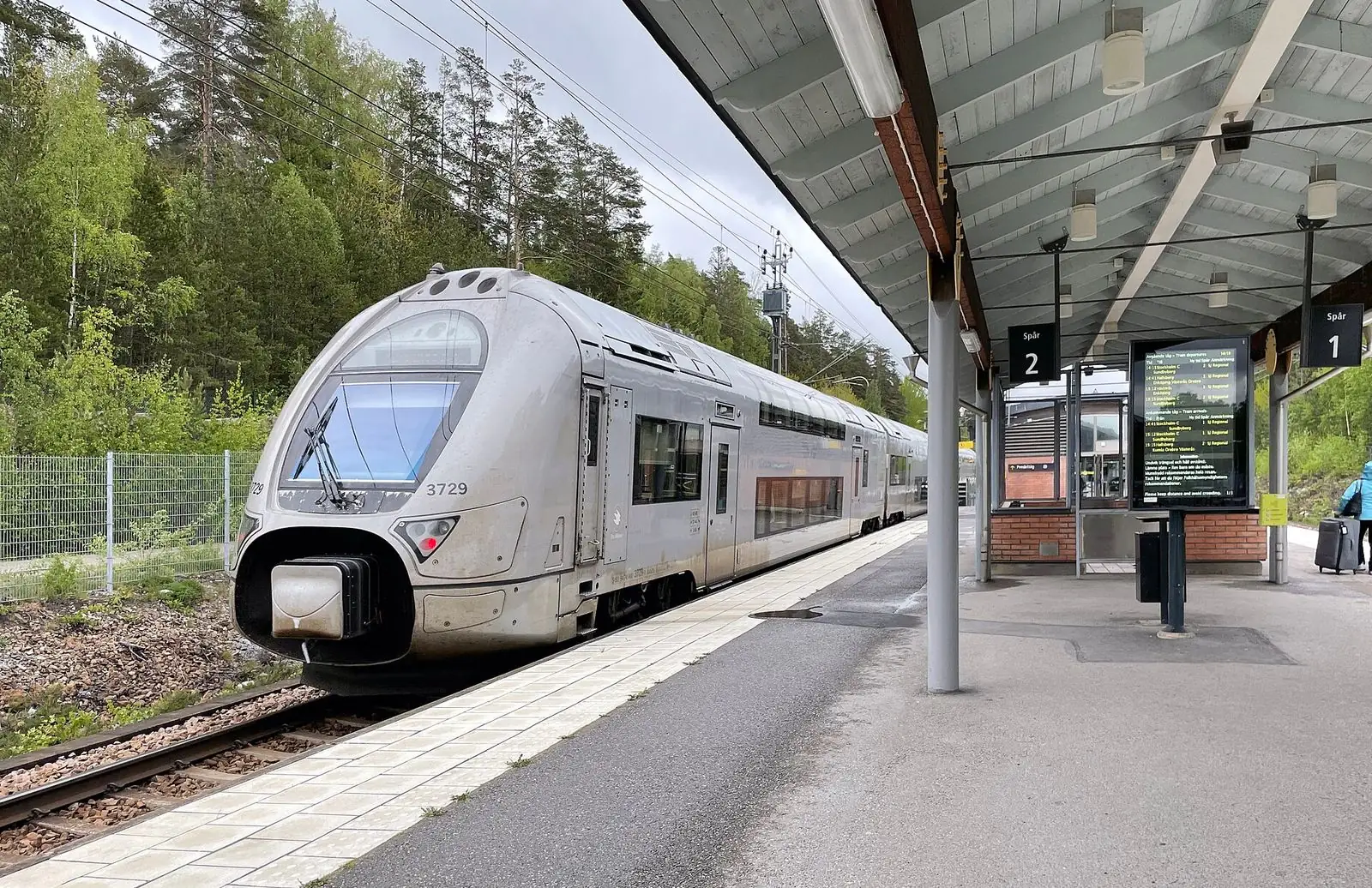 Ett pendeltåg vid perrongen på Bålsta station
