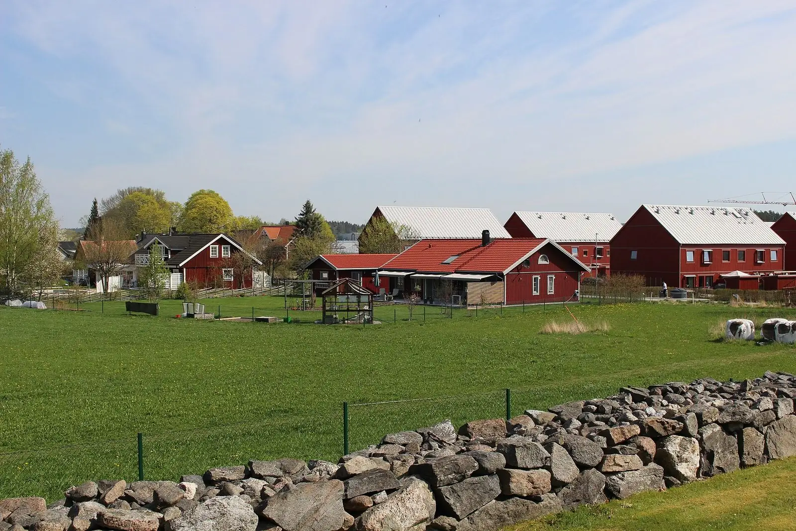 Röda gårdshus och betesmark nordost om Kalmar kyrka