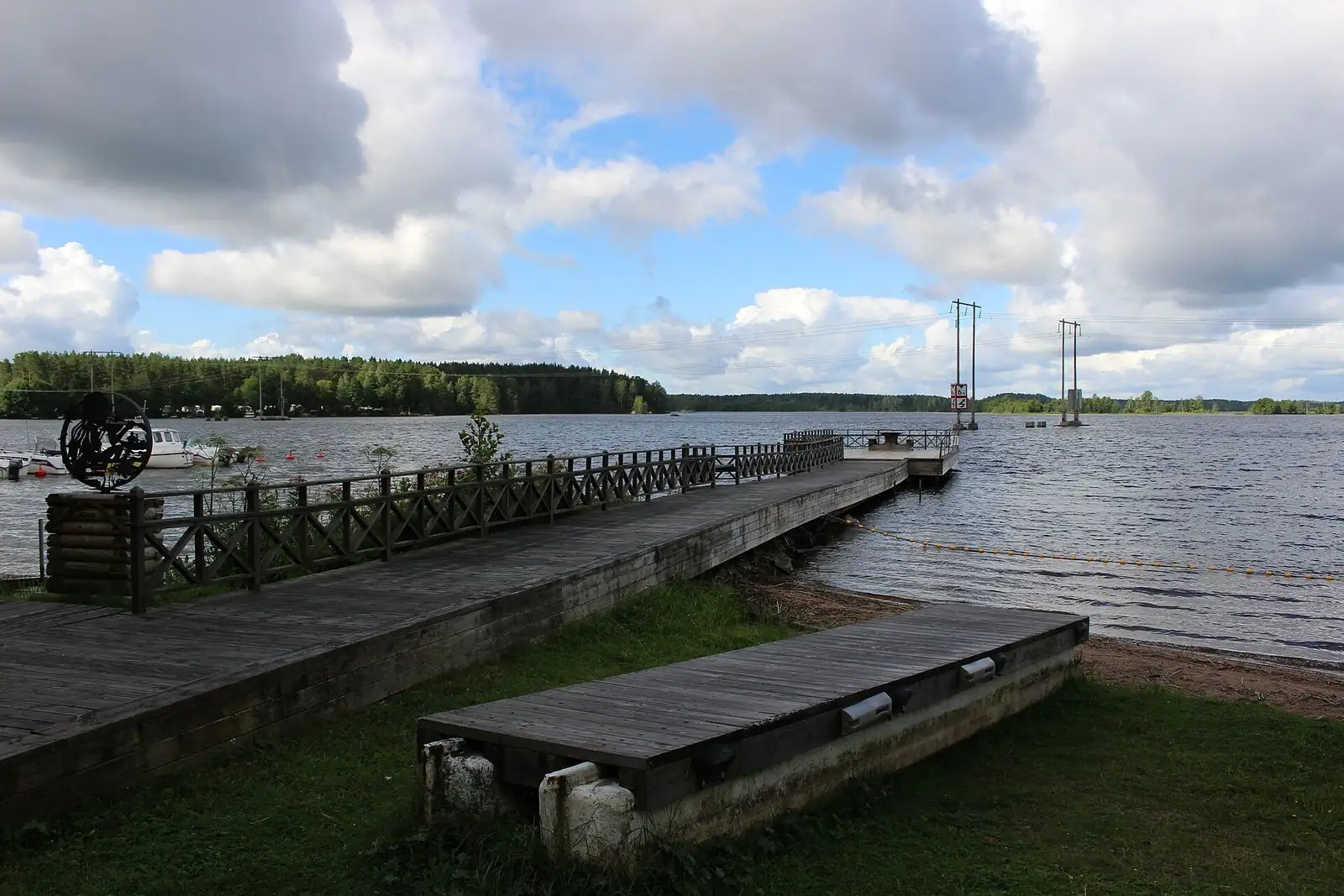 Brygga vid Marmafjärden en sommardag
