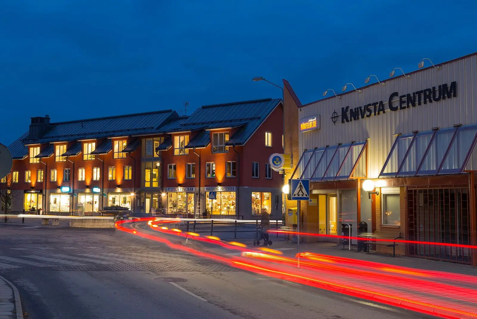 Knivsta centrum en kväll med upplysta butiker