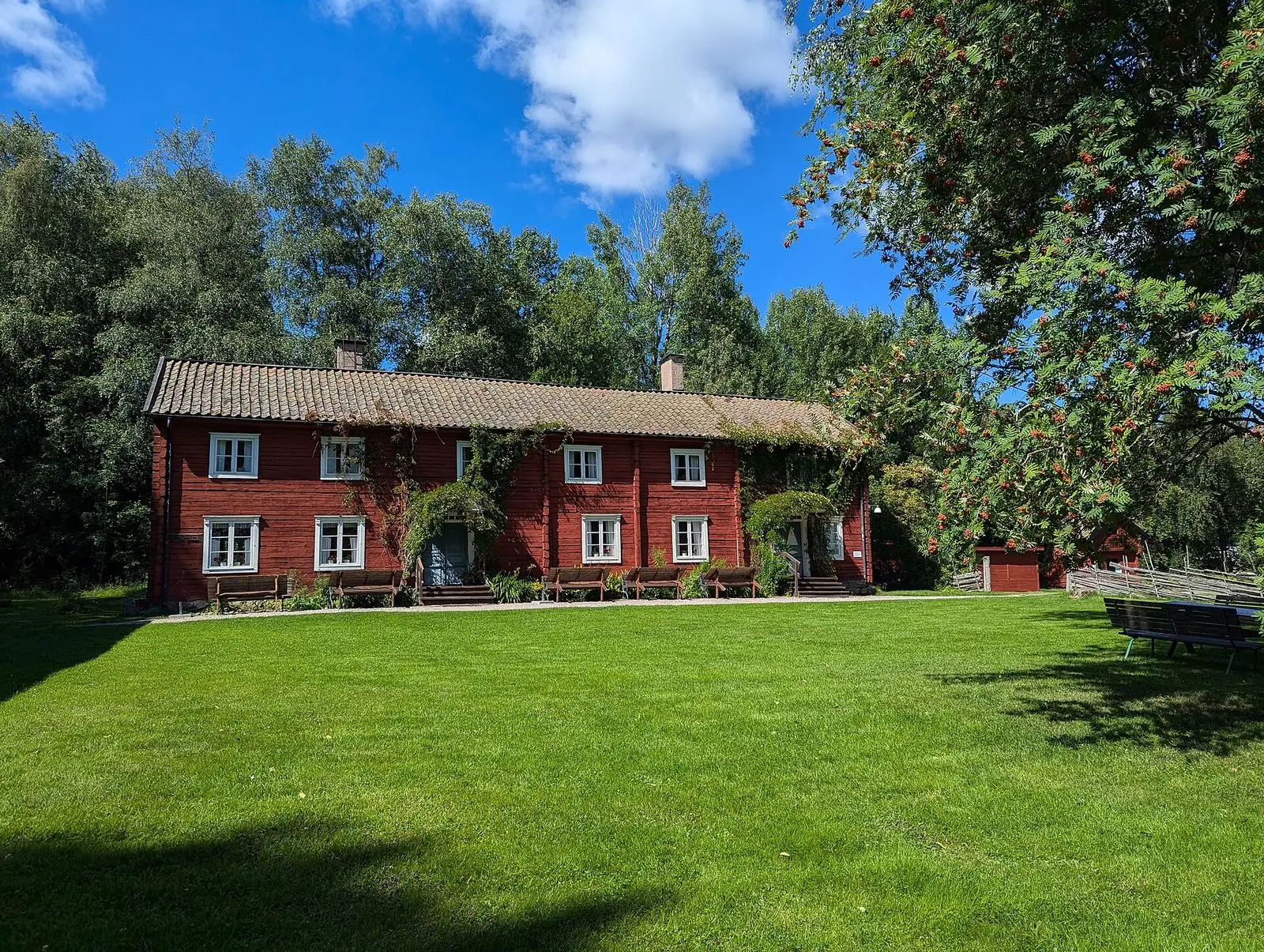Rött timmerhus på Heby hembygdsgård