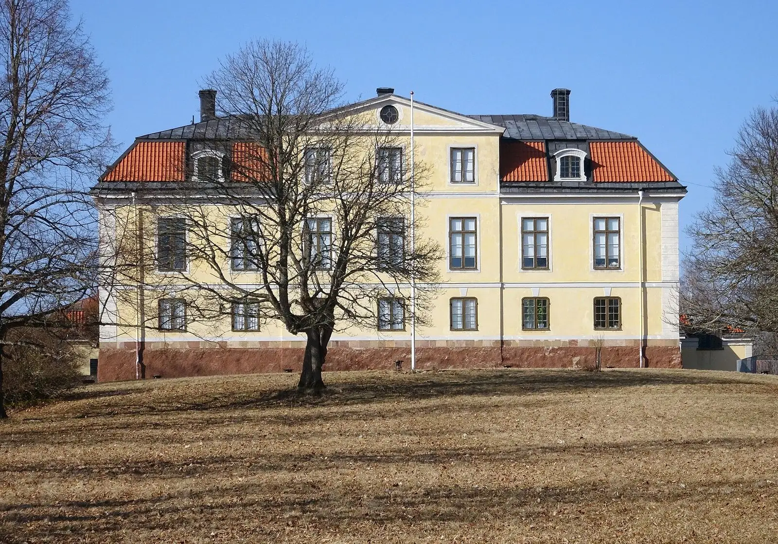 Heby slotts gula fasad i vårljus