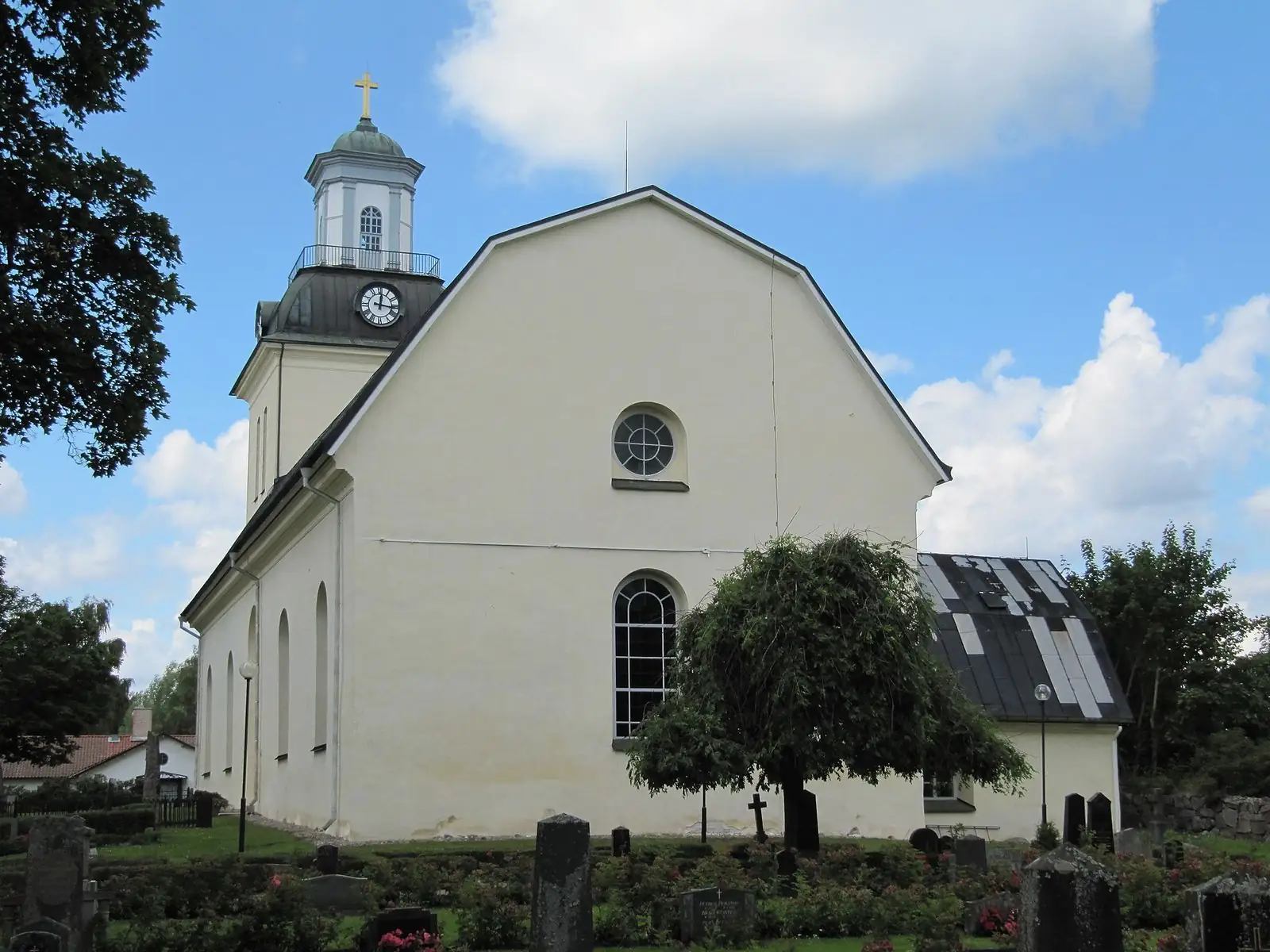 Östervåla kyrka med lanternin på tornet