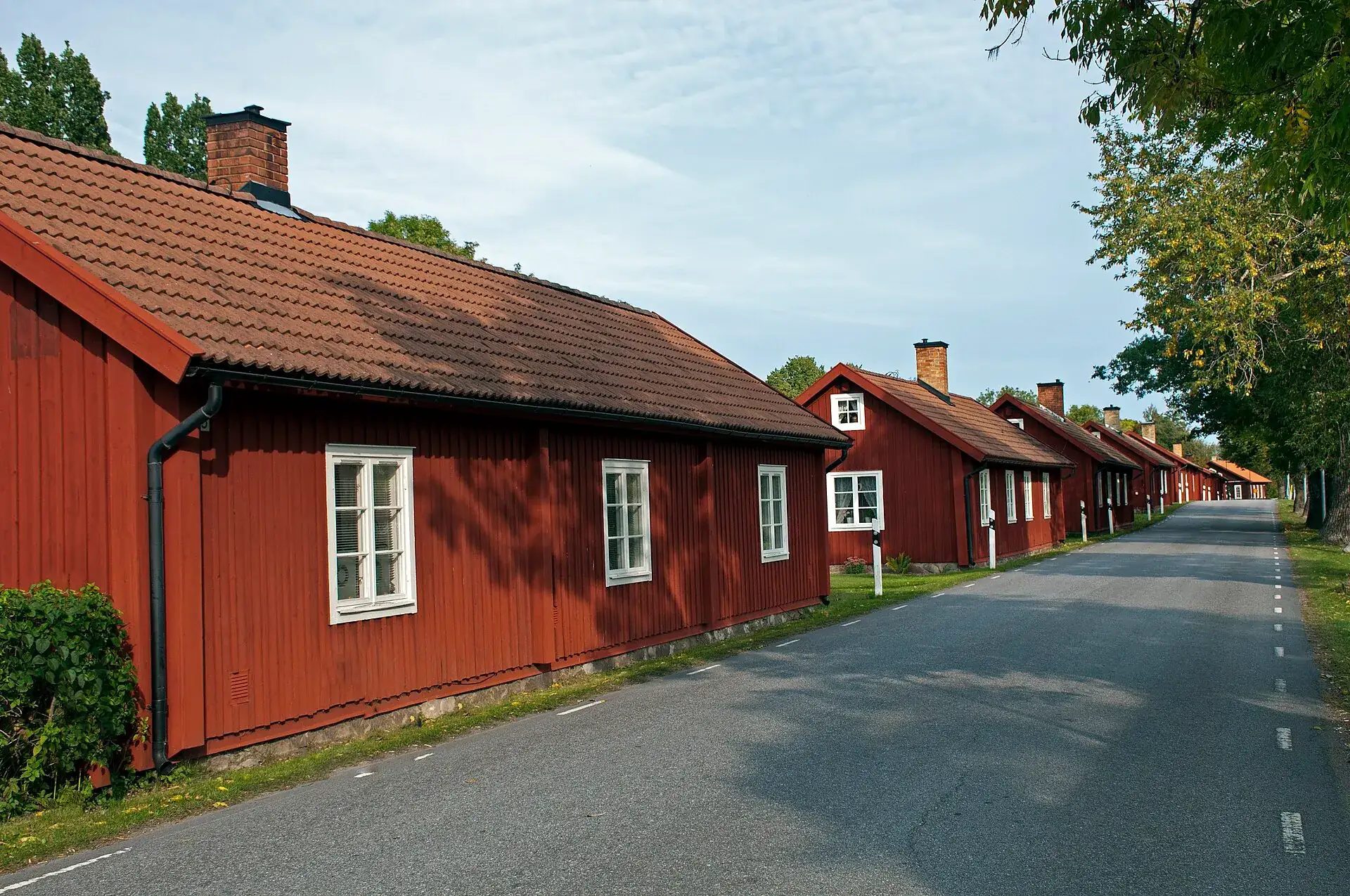 Bruksgatan i Karlholmsbruk med rad av röda arbetarbostäder