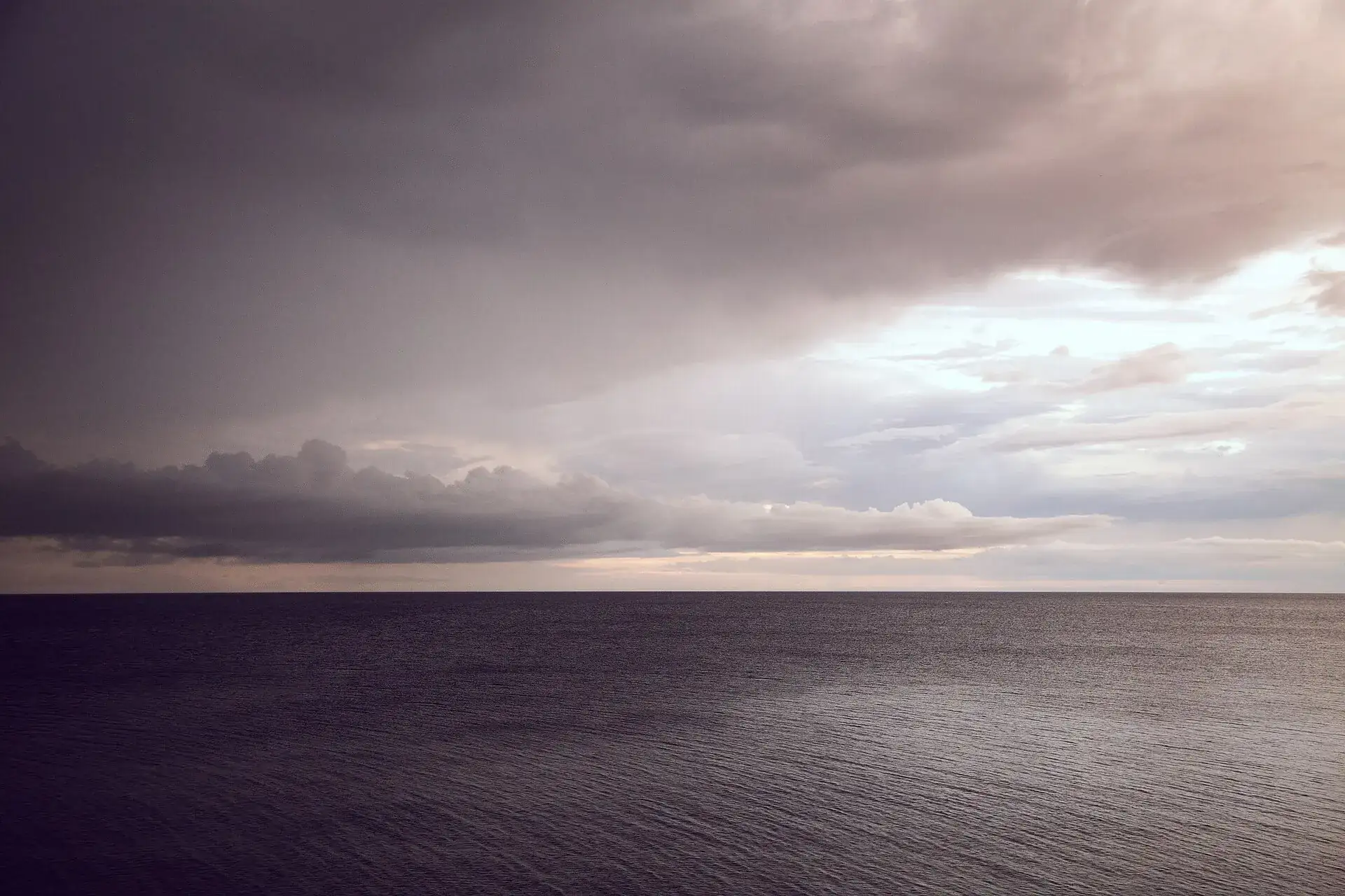 Havet vid Sikhjälma under en dramatisk himmel