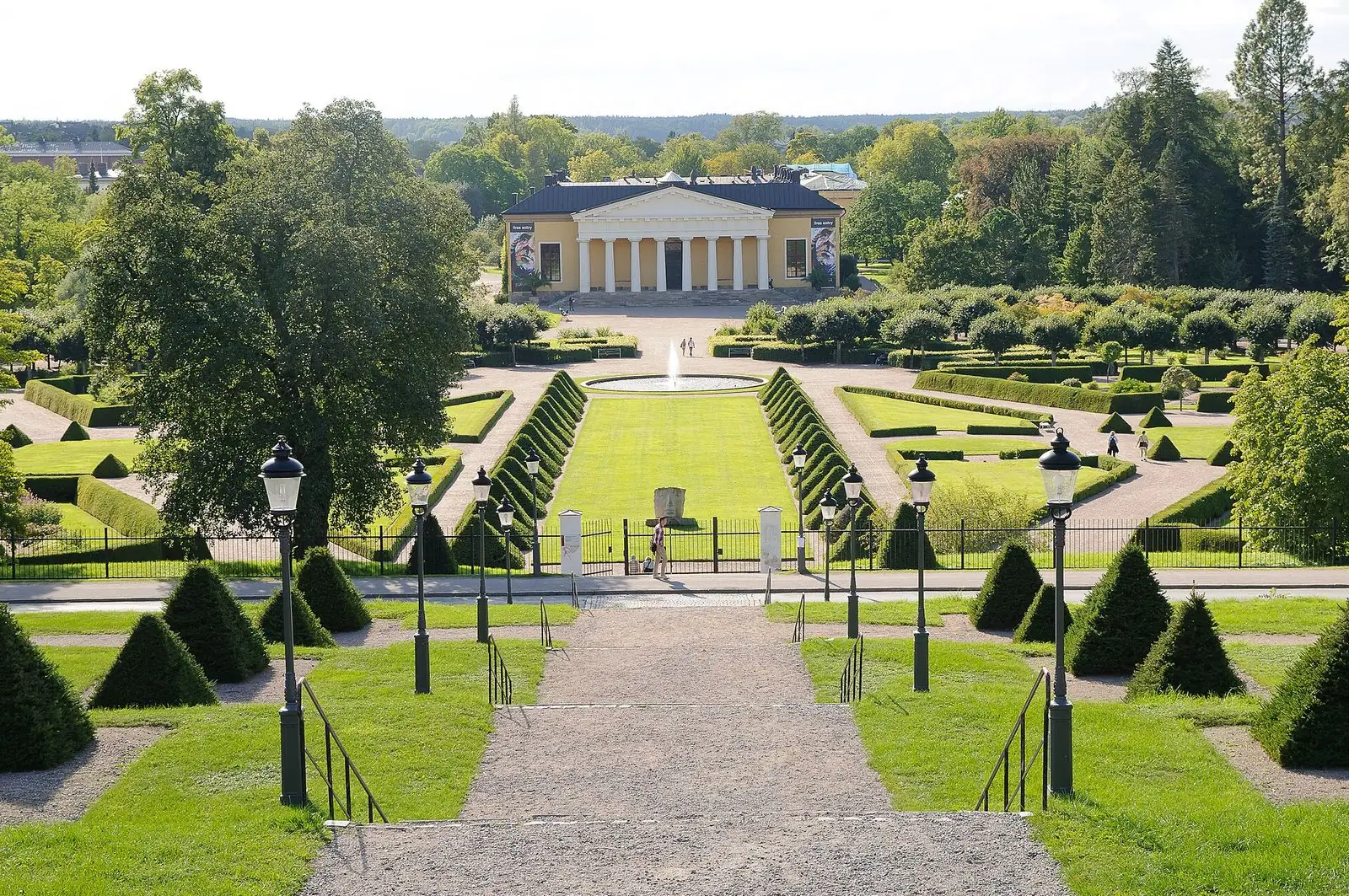 Barockträdgården i Botaniska trädgården med Linneanum i bakgrunden