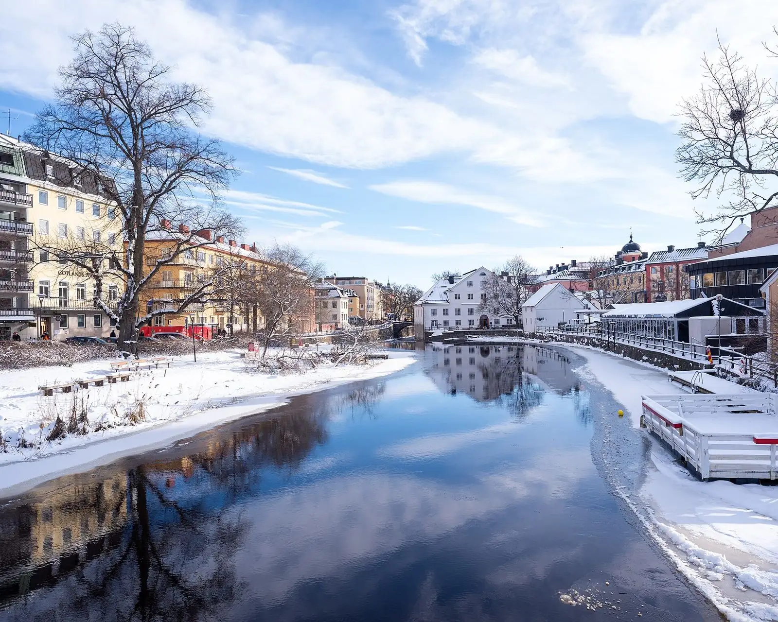 Fyrisån i vinterljus med snö längs kajerna