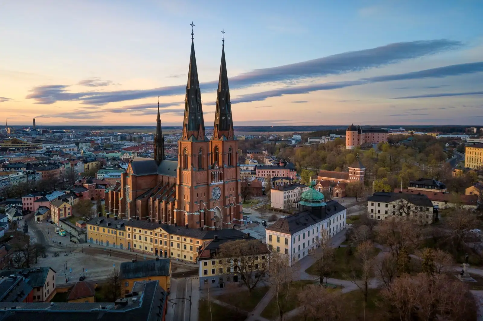 Uppsala domkyrka och stadskärnan från ovan i kvällsljus
