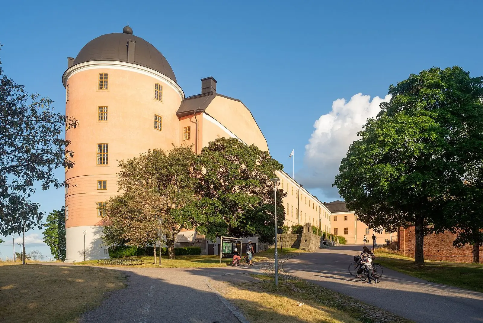 Uppsala slotts rosa fasad och torn en sommardag