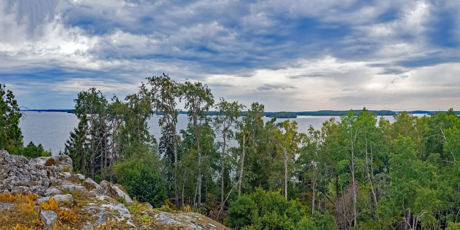 Utsikt över Mälarens fjärdar och öar från klipporna vid Arnö