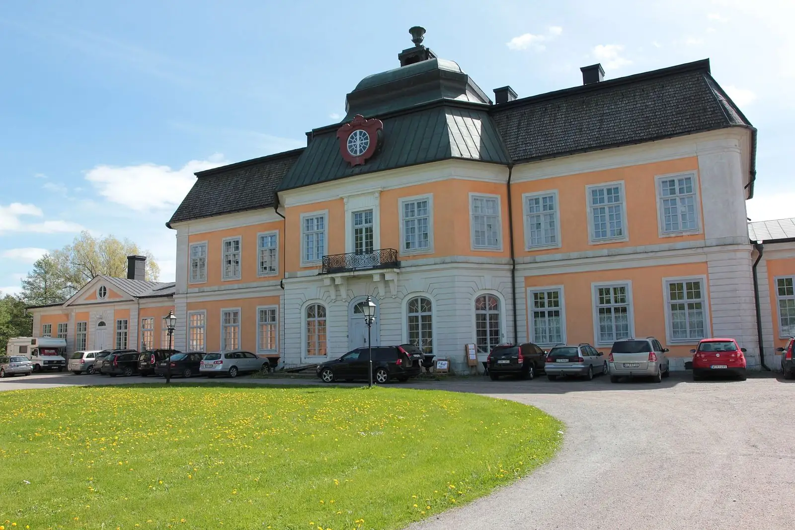 Österbybruks herrgård med gräsmatta framför