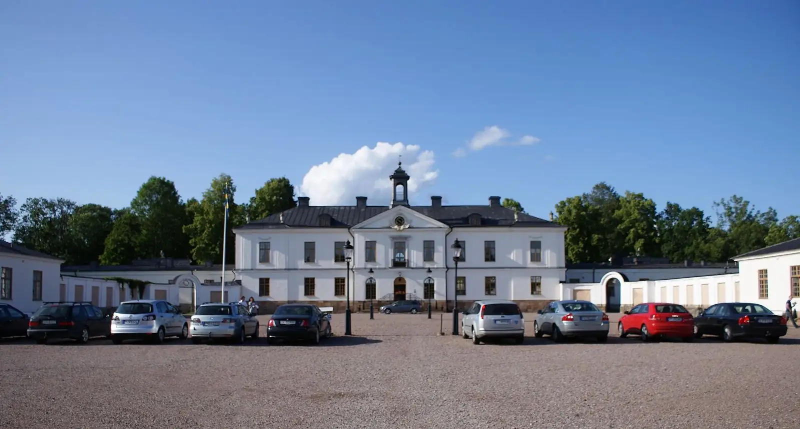 Gimo herrgård, en vit herrgårdsbyggnad, en sommardag