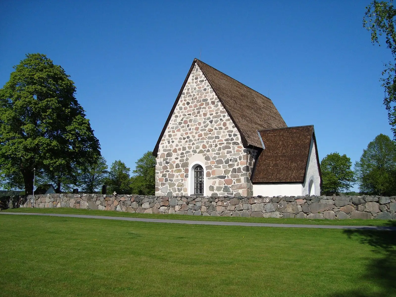 Skäfthammars kyrka, en stenkyrka i Gimo