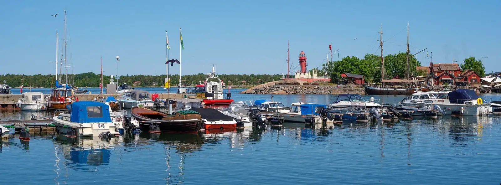 Öregrunds hamn en sommardag med båtar vid bryggorna