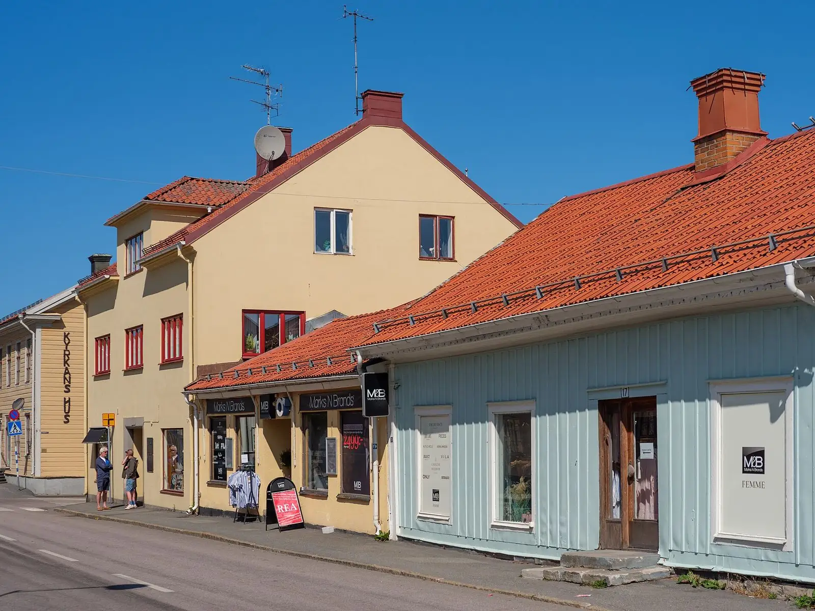 Färgglada trähus längs Rådhusgatan i Öregrund