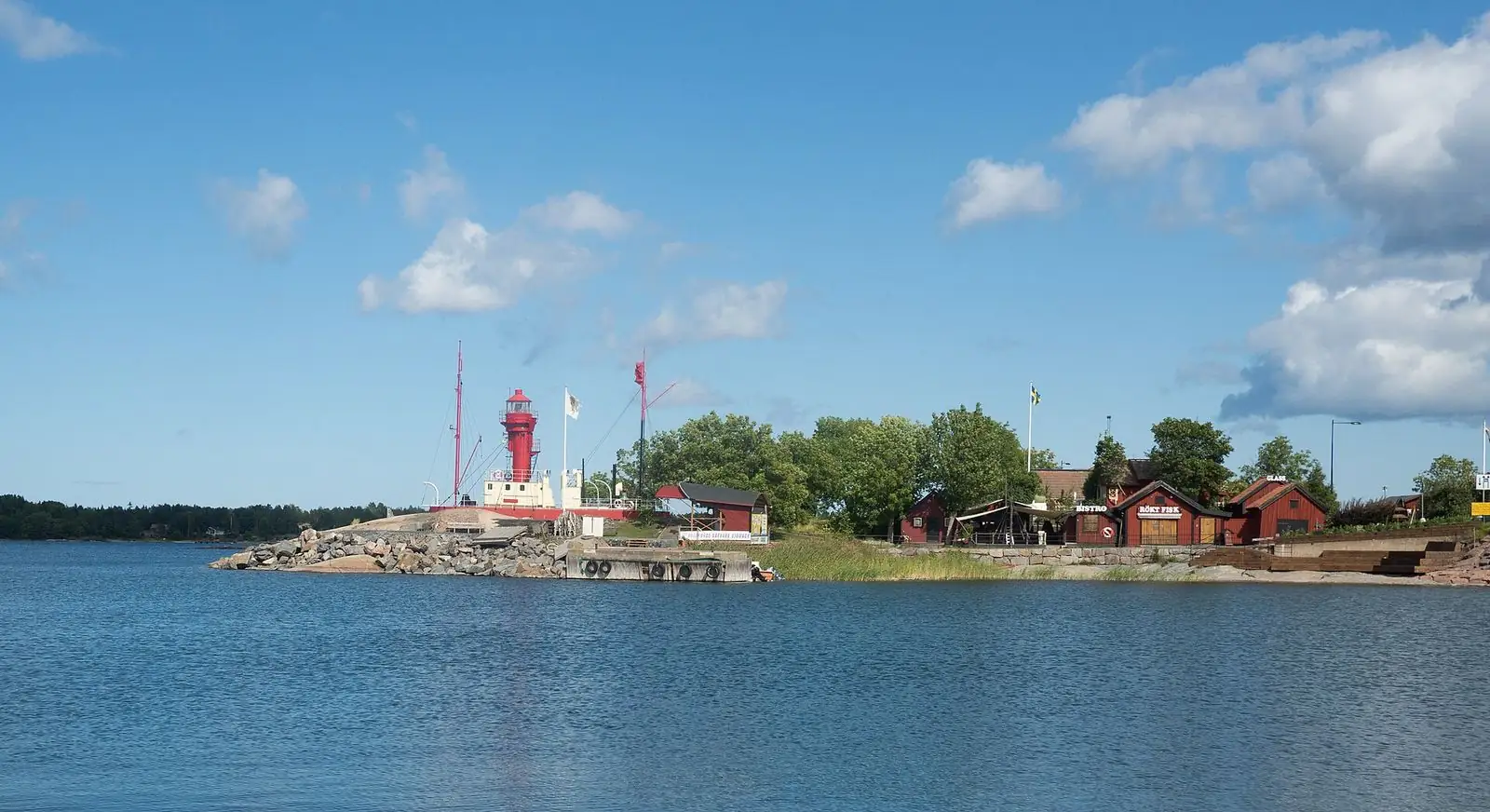 Det röda fyrskeppet Västra Banken i Öregrund, sett över vattnet