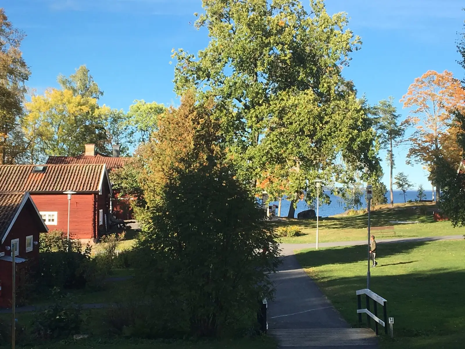 Hjälmargården vid Hjälmaren med bro och sjöutsikt