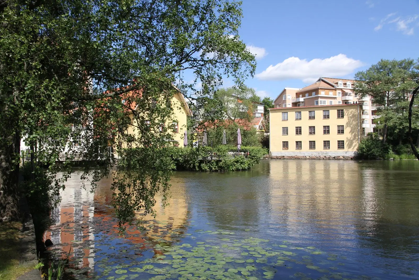 Nyköpingsån vid före detta Fors ullspinneri en sommardag