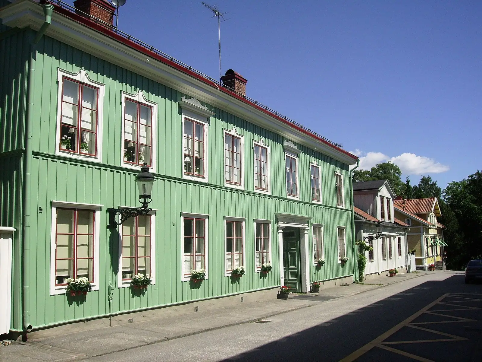 Trähus längs Prästgatan i Nyköping