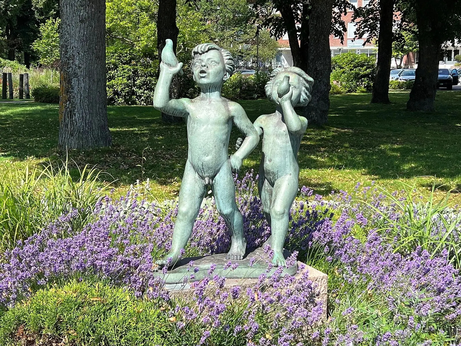 Statyn Muntergökarna i en park i Oxelösund
