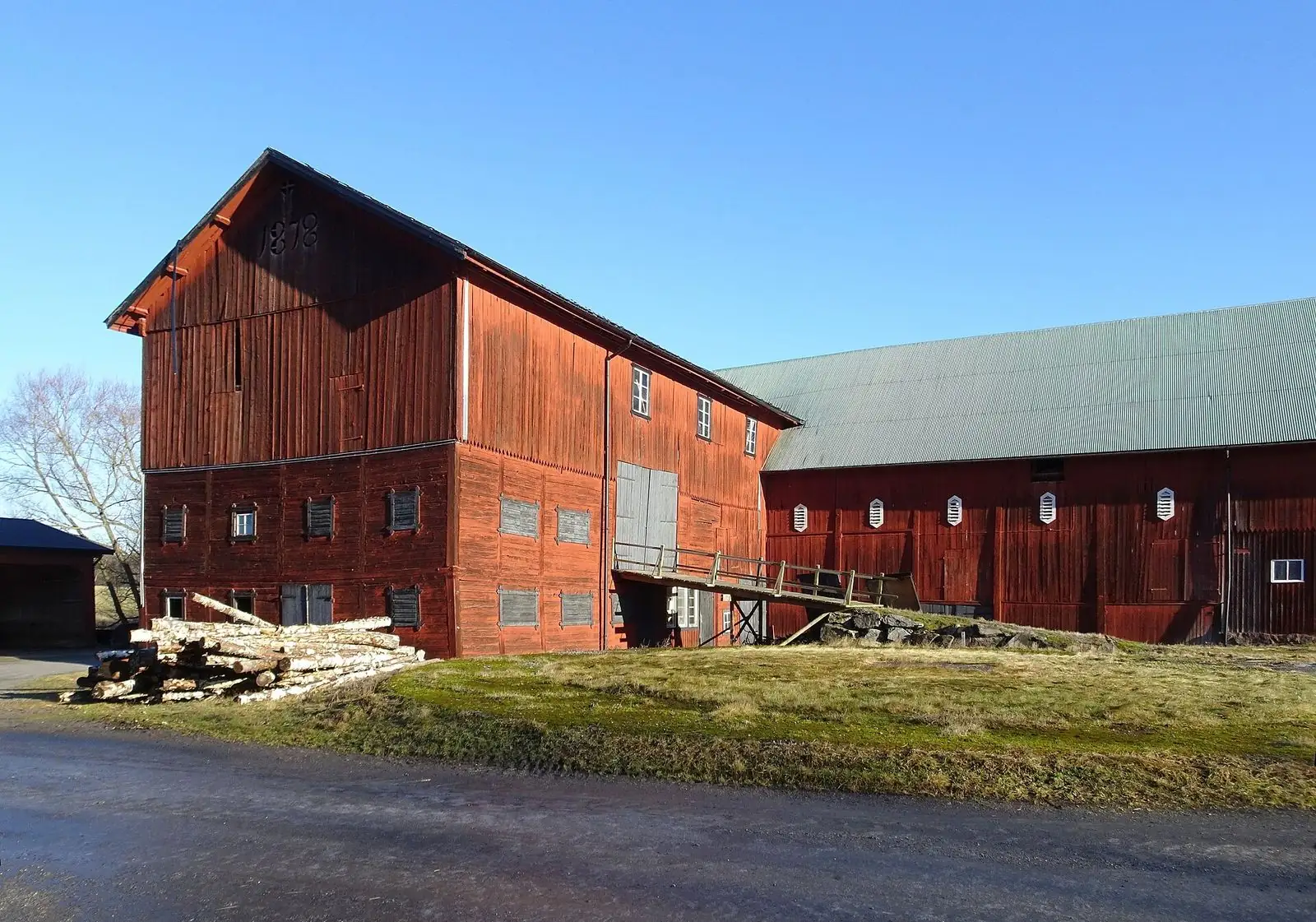 Röda ekonomibyggnader vid Hornsunds gård