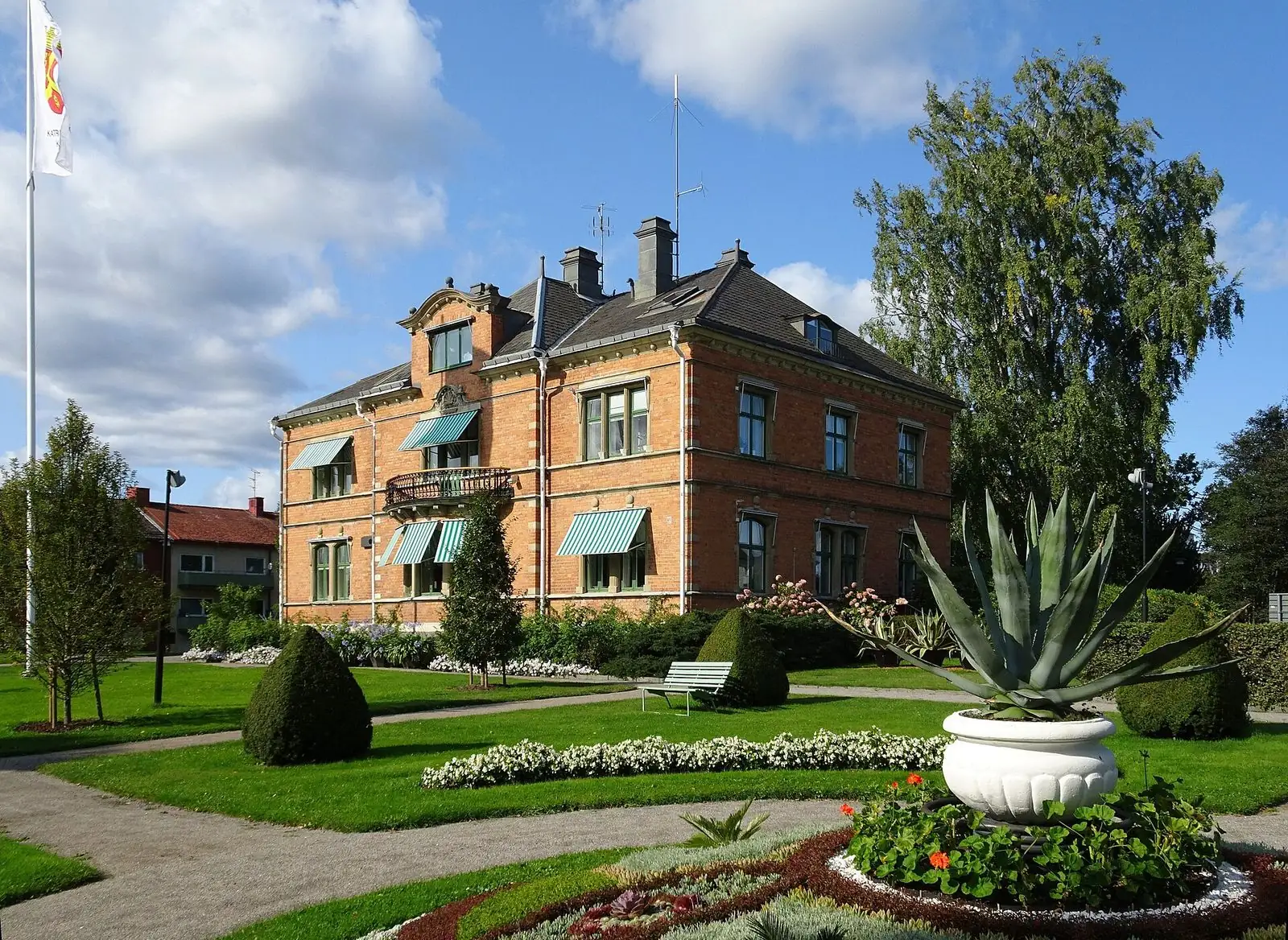 Kommunhuset Gröna Kulle med trädgård