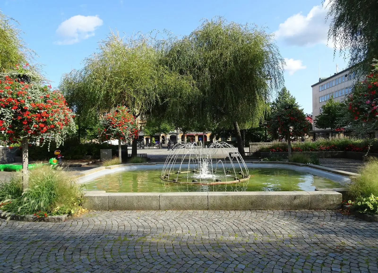 Stora torget i Katrineholm med fontän och pilträd