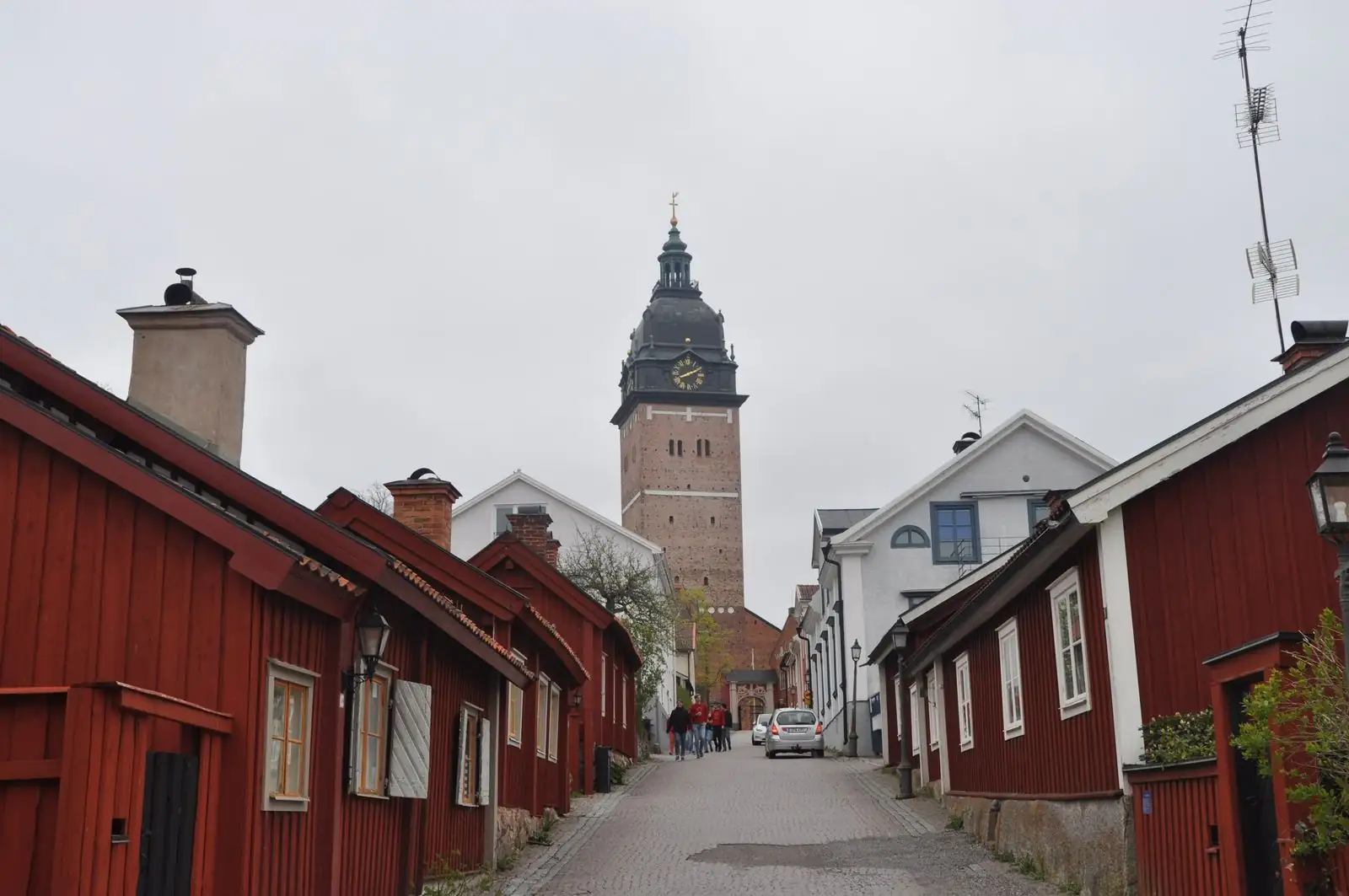 Röda trähus på Gyllenhjelmgatan med domkyrkans torn