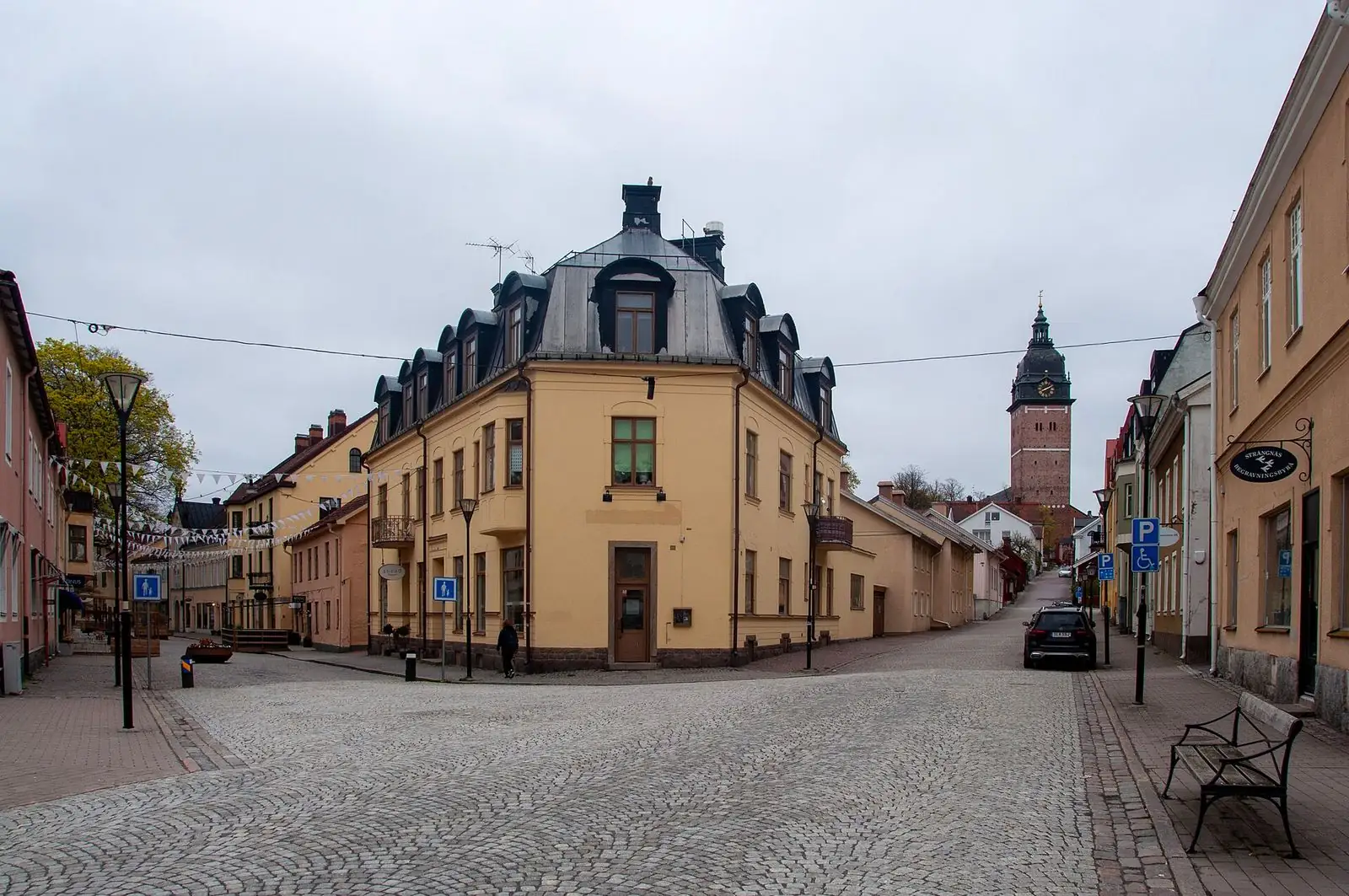 Hospitalsgatan mot domkyrkan i Strängnäs
