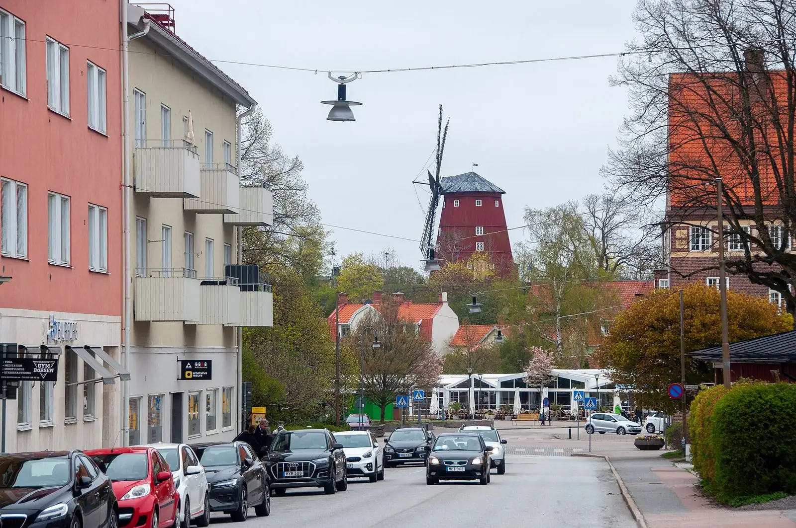 Järnvägsgatan i Strängnäs med väderkvarnen