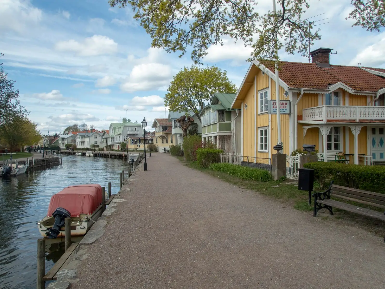 Trosaån och trähusen längs ån i Trosa