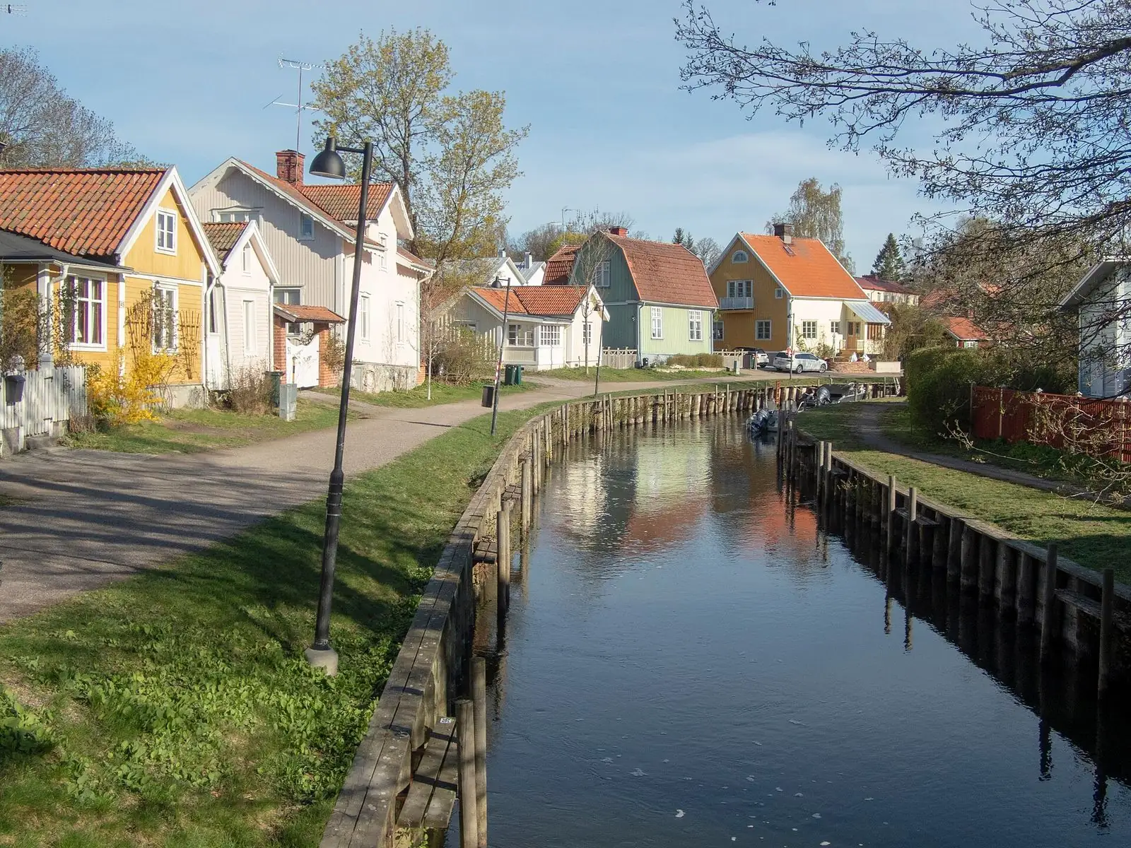 Färgglada hus längs Trosaån