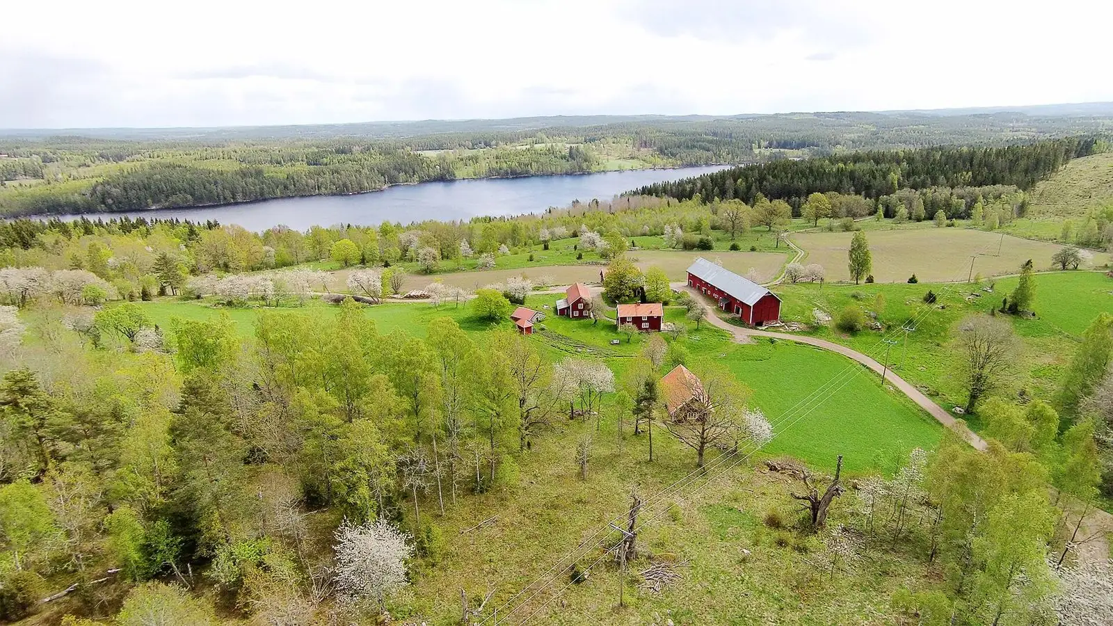 Gården Tovarp vid sjön Tången i Ydre