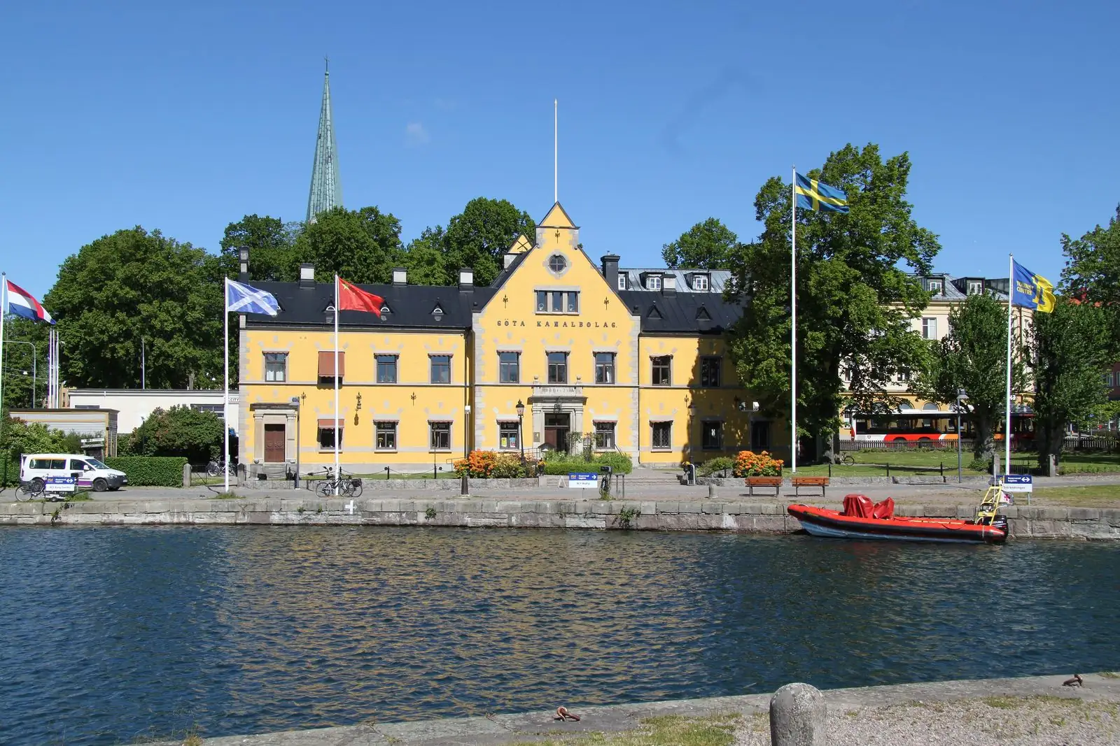 Göta kanals huvudkontor vid vattnet i Motala