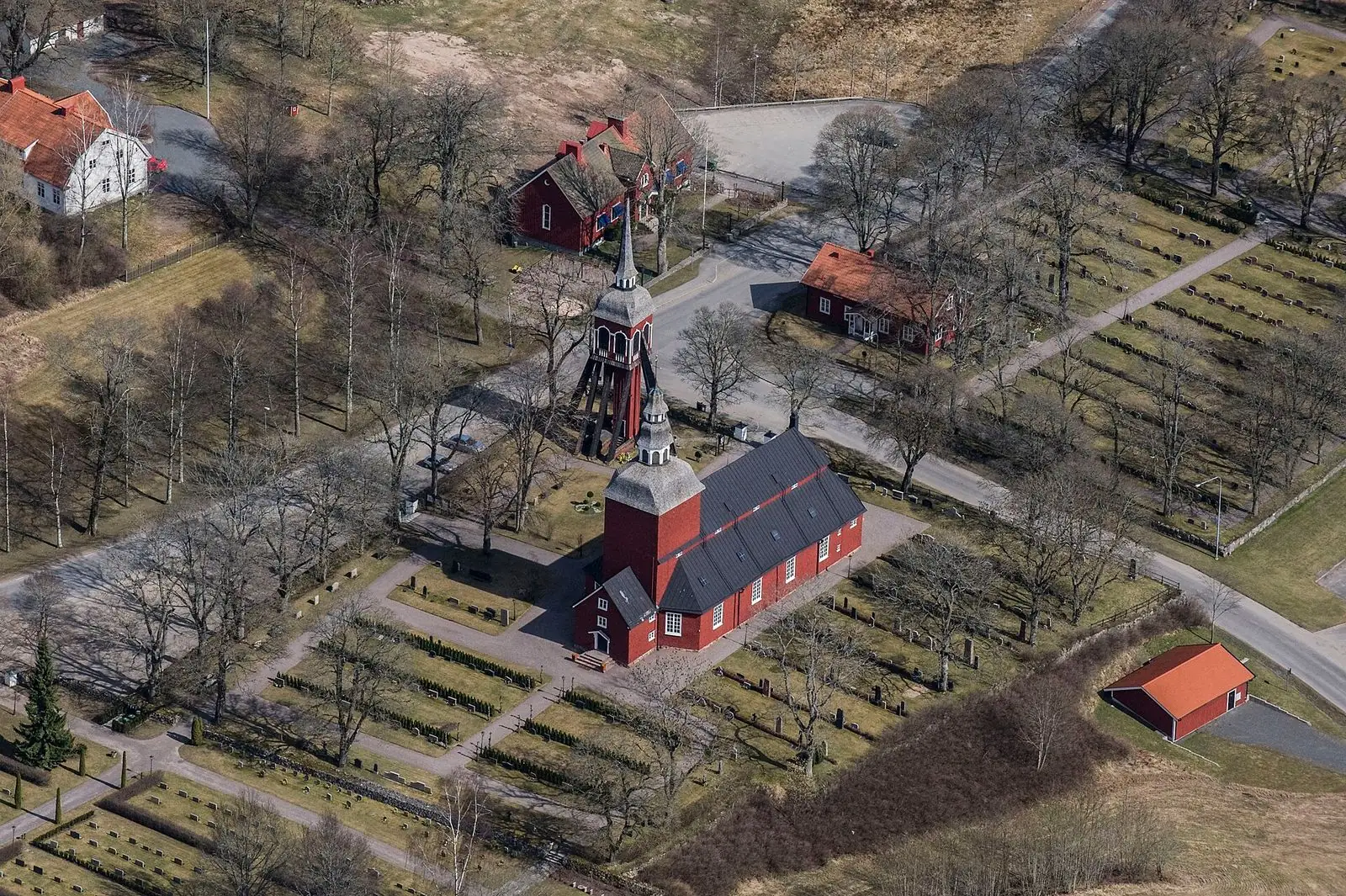 Habo kyrka och kyrkogården från luften