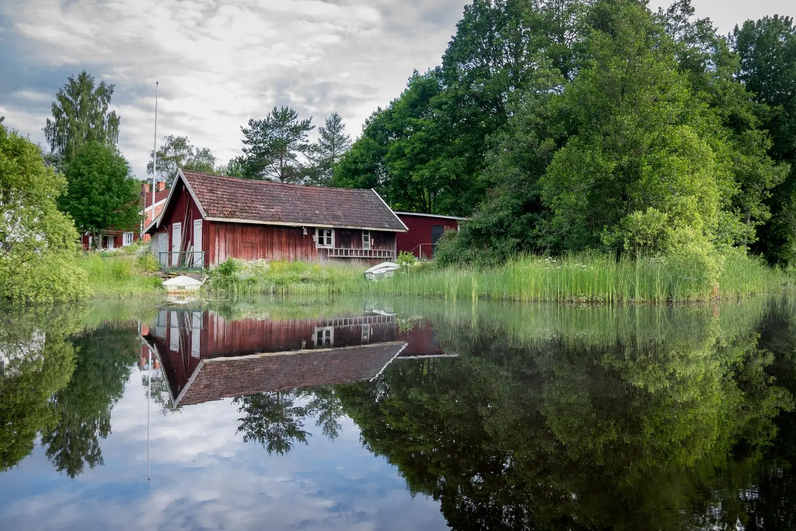 Rött hus vid vattnet i Värnamo