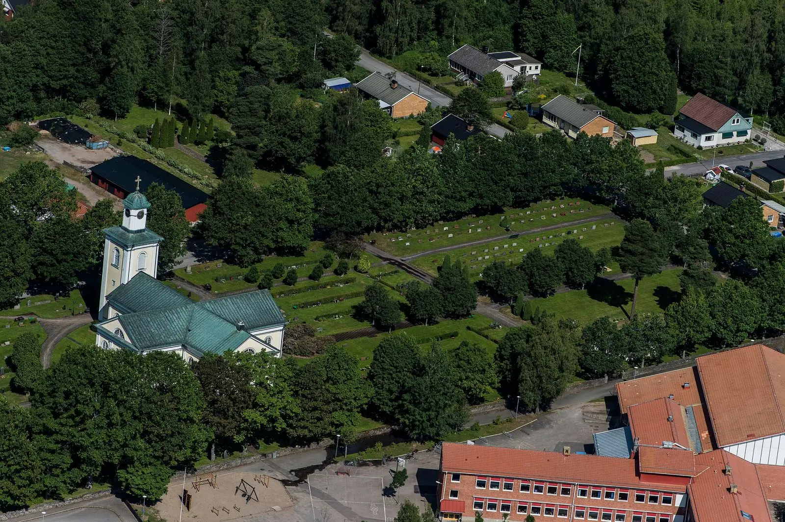 Lessebo från luften med kyrkan