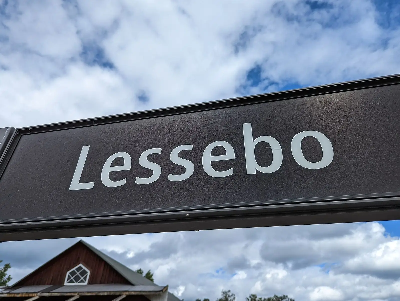 Skylten vid Lessebo station